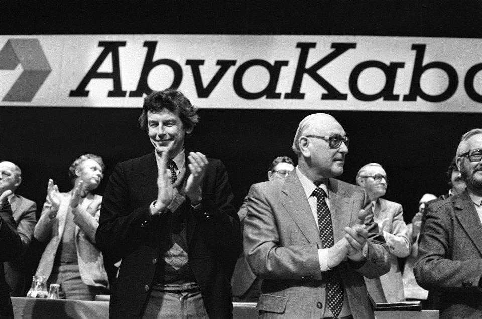 Voorzitter Deetman neemt afscheid op ABVAKABO-congres in RAI Amsterdam. Applaus, Bestanddeelnr 932-0841