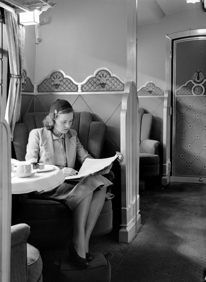 Vrouw leest de krant in een treincoupé, Bestanddeelnr 254-3696