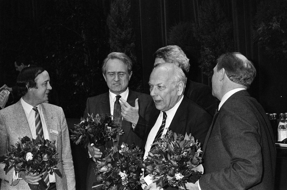 Vlnr. Karel van Miert (SP, België), Johannes Rau (SPD, Duitsland), Joop den Uyl,, Bestanddeelnr 933-5683