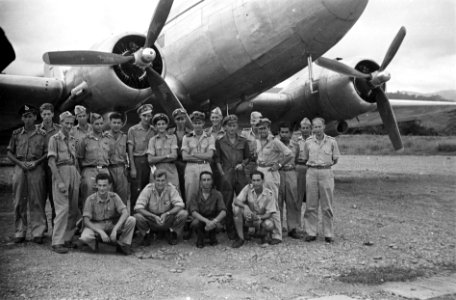 Vliegveld Laha (Ambon). Groepsfoto van manschappen 19e Transport Squadron op vli, Bestanddeelnr 1475