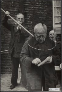 Voorbereiding voor het visseizoen. Voor een grap zijn de oudjes altijd te vange, Bestanddeelnr 058-1381
