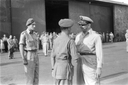 Vliegveld Kemajoran. Legercommandant generaal S.H. Spoor (rechts) en MacDonald (, Bestanddeelnr 105-1-2