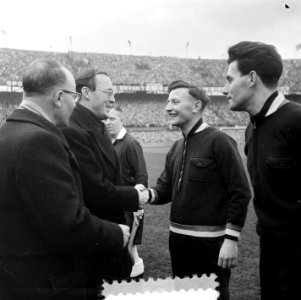 Voorstellen spelers aan Prins Bernhard. Abe Lenstra, Bestanddeelnr 905-5877