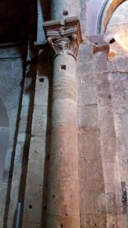 Vinezac - Église Notre-Dame-de-l'Annonciation - Colonne et chapiteau