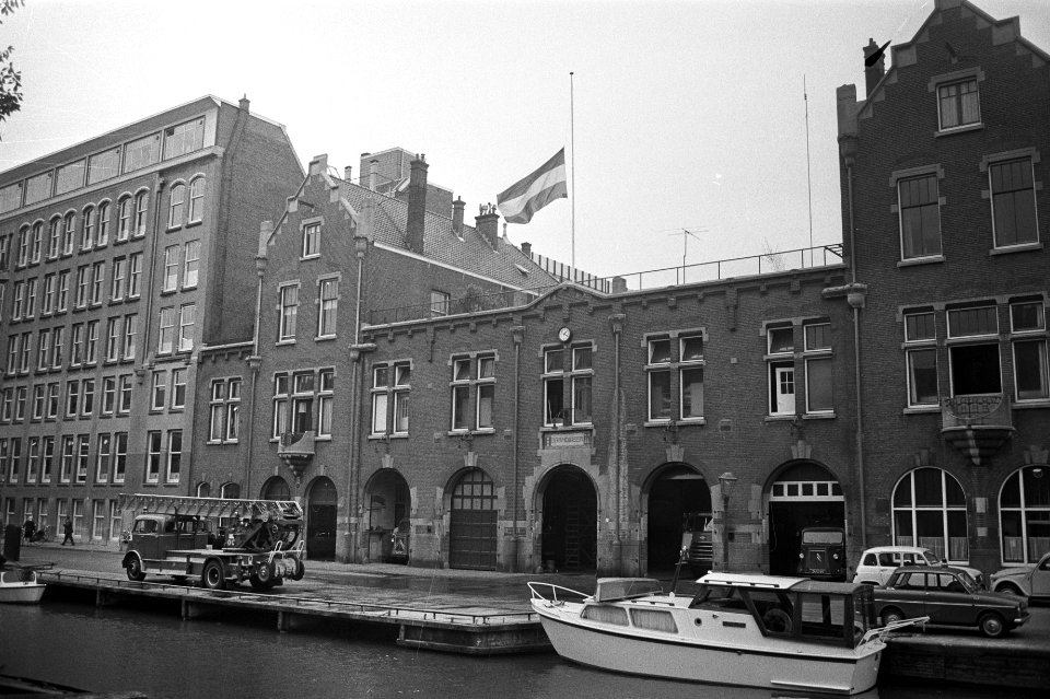 Vlag halfstok op brandweerkazernes na brand Marbon Amsterdam vlag op Achtergrach, Bestanddeelnr 924-8082