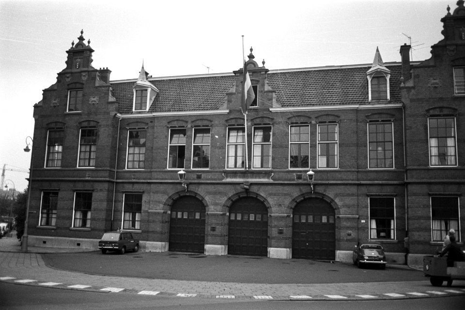 Vlag halfstok op brandweerkazernes na brand Marbon Amsterdam, Bestanddeelnr 924-8084