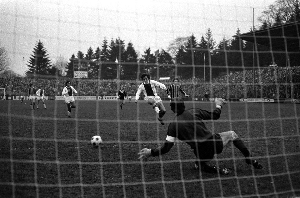 Vitesse tegen Ajax 1-3, doelpunt van Cruijff (1-3), Bestanddeelnr 925-2301