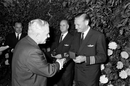 Vliegenier tweede klasse dhr. C.G. de Jager ontvangt uit handen van president-di, Bestanddeelnr 919-6785