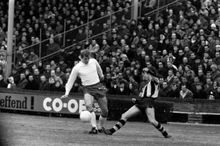 Vitesse tegen Ajax 1-3 in KNVB-beker. Piet Keizer (Ajax) in actie, Bestanddeelnr 923-3099