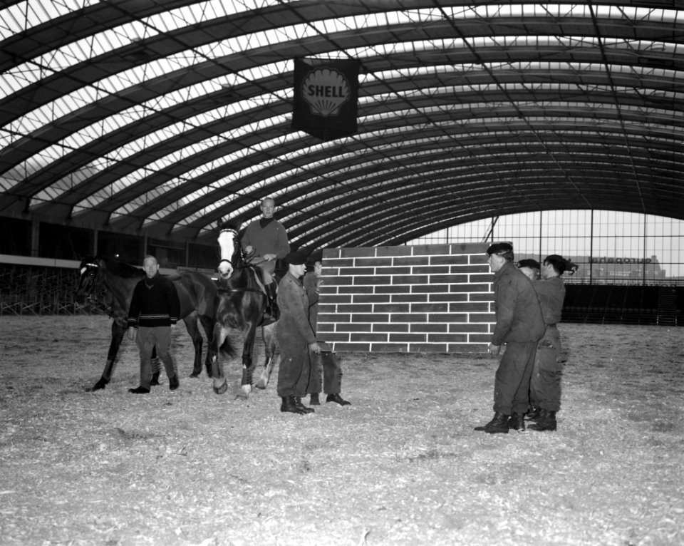Voorbereidingen voor Indoor Concours Hippique in de RAI Militairen brengen hinde, Bestanddeelnr 913-2335