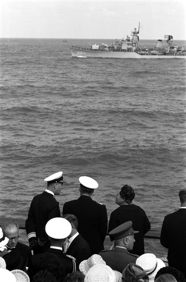Vlootschouw bij de Scheveningse Pier. Koningin en prins op de Pier, Bestanddeelnr 912-7057