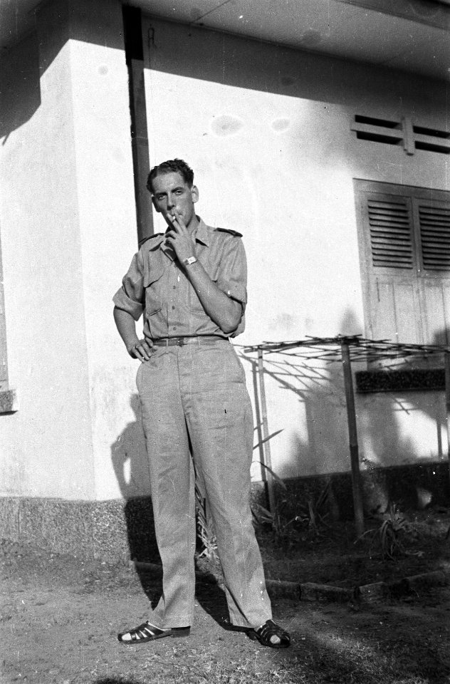 Vliegveld Kalibanteng te Semarang Een militair poseert, Bestanddeelnr 1517