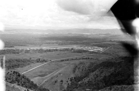 Vliegveld Laha (Ambon) Foto genomen uit een vliegtuig o vanaf een top van een h, Bestanddeelnr 1440