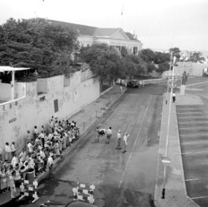 Voorbereidingen voor de kranslegging bij Fort Amsterdam, Bestanddeelnr 252-3546
