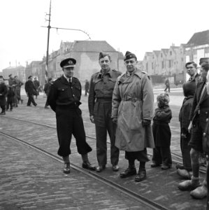 Vlissingen Enkele geallieerde officieren uit het gezelschap van de minister, Bestanddeelnr 900-2317
