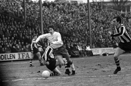Vitesse tegen Ajax 1-3 in KNVB-beker. Johan Cruijff in aktie, Bestanddeelnr 923-3094