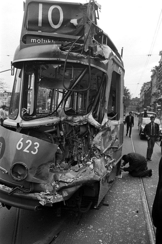 Voorkant van een der vernielde trams, Bestanddeelnr 925-5824