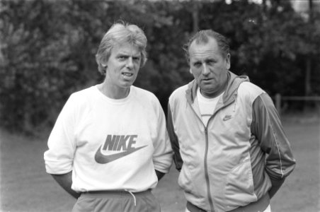 Volendamtrainers Leo Beenhakker en Bobby Haamrs, Bestanddeelnr 933-0388