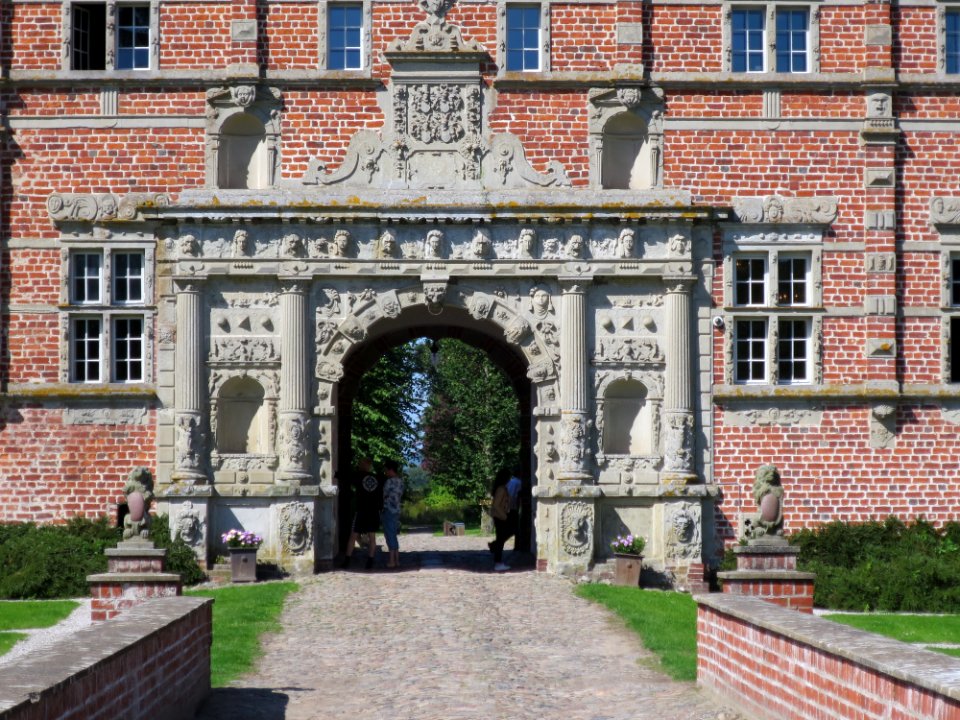 Voergaard Castle, entrance