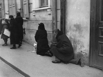 Vilnius. Gelovigen knielen biddend op het trottoir bij de Poort van de Dageraad , Bestanddeelnr 190-1197