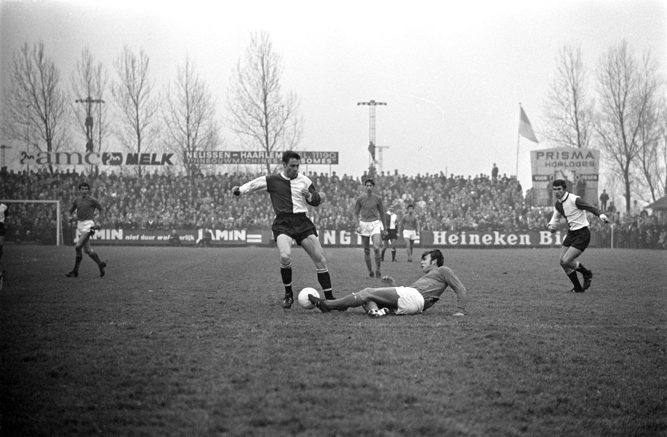 Volendam-Feijenoord 2-5 Kindvall (links) in aktie, Bestanddeelnr 921-9042