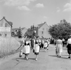 Voorbereiding voor opstellen van de stoet, een groep meisjes in klederdracht, Bestanddeelnr 254-3862