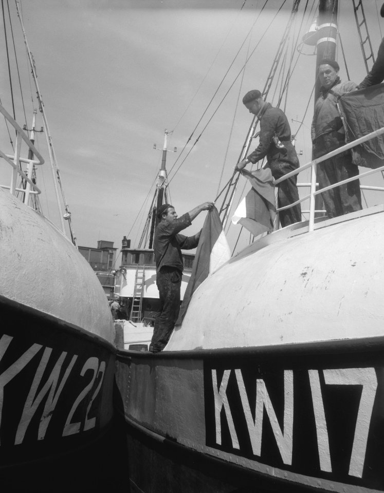 Voorbereiding voor vlaggetjesdag in IJmuiden, Bestanddeelnr 909-5622