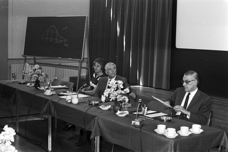 Voorlichtingsdag van de Amsterdamse ziekenhuizen, vlnr dr. A.A. Holscher (hoofd , Bestanddeelnr 924-5655