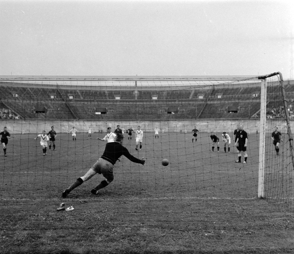 Voetbal Amsterdam tegen BVV 3-2 Strafschip door Tolmeyer, Bestanddeelnr 908-0354