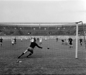 Voetbal Amsterdam tegen BVV 3-2 Strafschip door Tolmeyer, Bestanddeelnr 908-0354