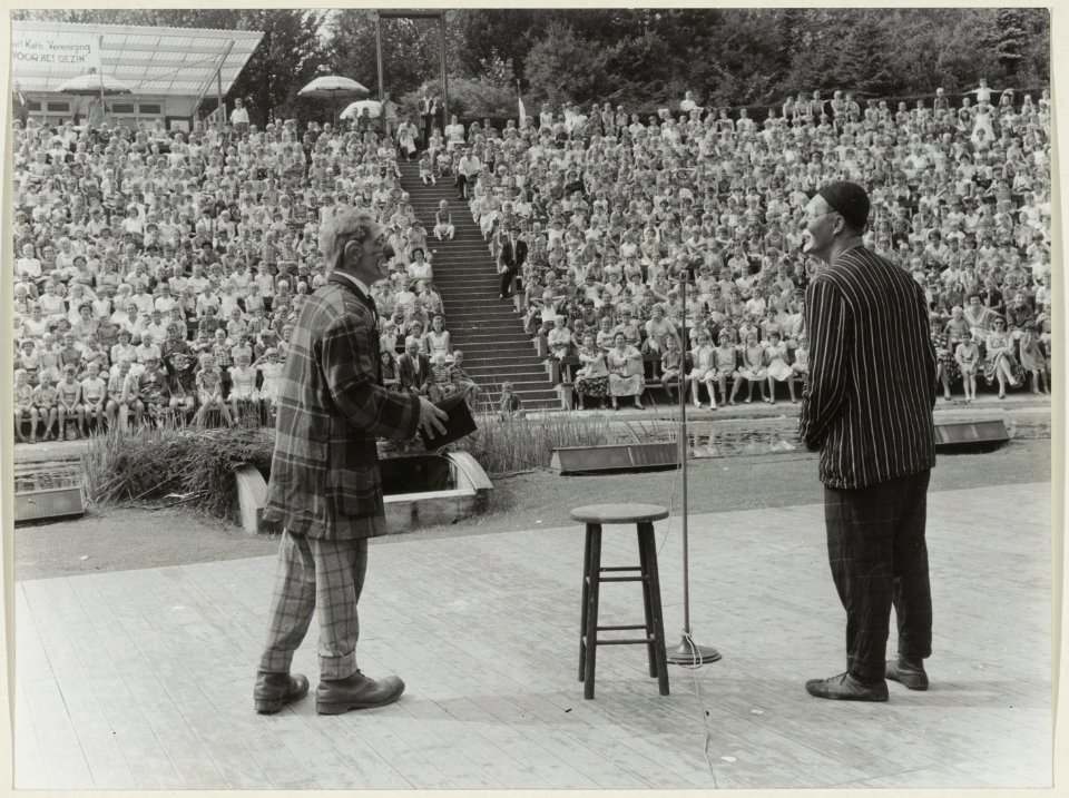 Voorstelling in het Openluchttheater van de Kame's, links Herman Kortekaas en rechts Gerard van Essen, voor de katholieke vereniging Voor het gezin. NL-HlmNHA 54004507