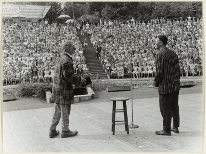 Voorstelling in het Openluchttheater van de Kame's, links Herman Kortekaas en rechts Gerard van Essen, voor de katholieke vereniging Voor het gezin. NL-HlmNHA 54004507