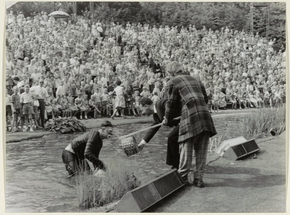 Voorstelling in het Openluchttheater van de Kame's, rechts Herman Kortekaas en links Gerard van Essen, voor de katholieke vereniging Voor het gezin., NL-HlmNHA 54004508