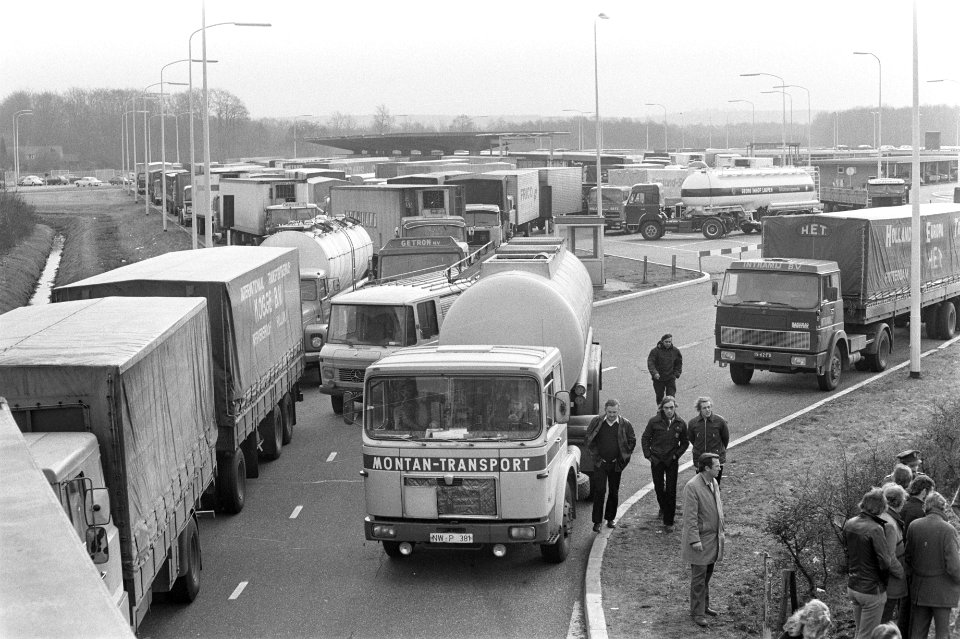 Vrachtwagenchauffeurs blokkeren grensovergang uit protest tegen verplichte tach…, Bestanddeelnr 927-6099