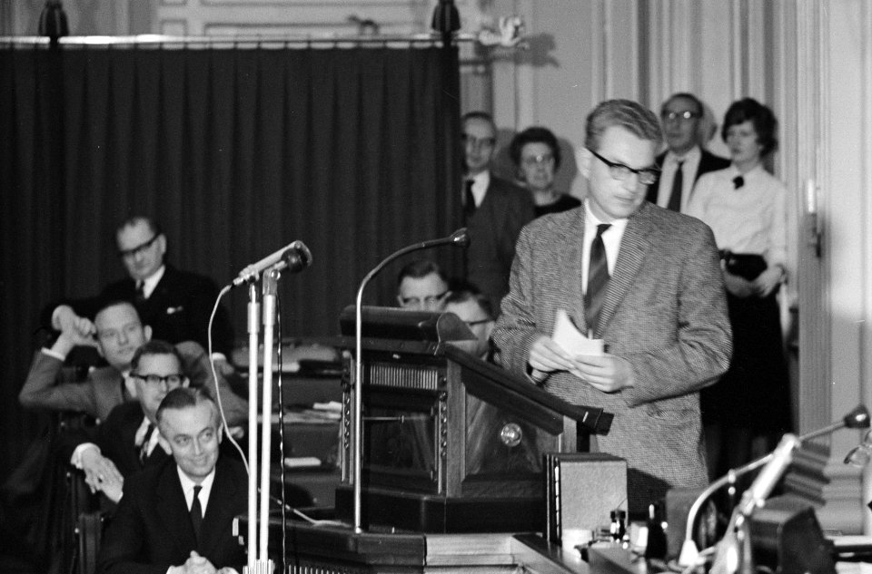 Vragen in Tweede Kamer over kernexplosies. Bakker-communist, Bestanddeelnr 913-1030