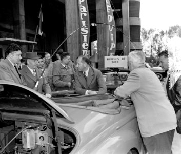 Voorbereidingsplaatjes Tour de France , Amsterdam Goddet in auto, Bestanddeelnr 906-5745