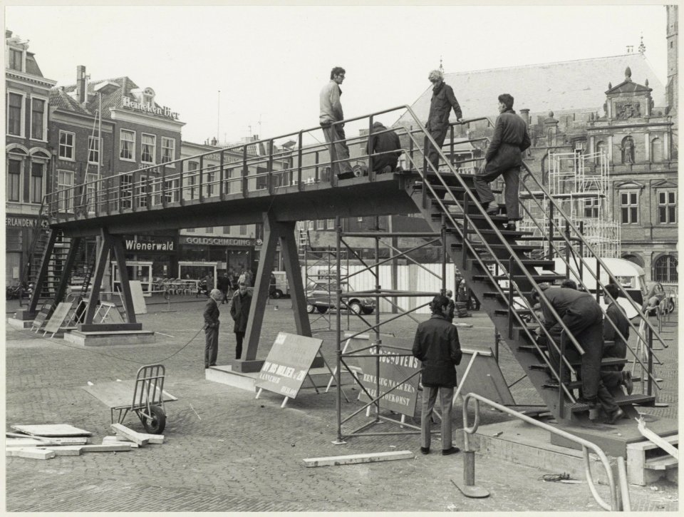 Voorbereidingen voor de manifestatie van de jubilerende H.T.S. op de Grote Markt, ziende naar het zuidwesten. NL-HlmNHA 54011855