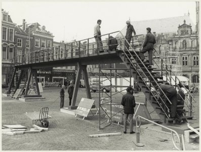 Voorbereidingen voor de manifestatie van de jubilerende H.T.S. op de Grote Markt, ziende naar het zuidwesten. NL-HlmNHA 54011855