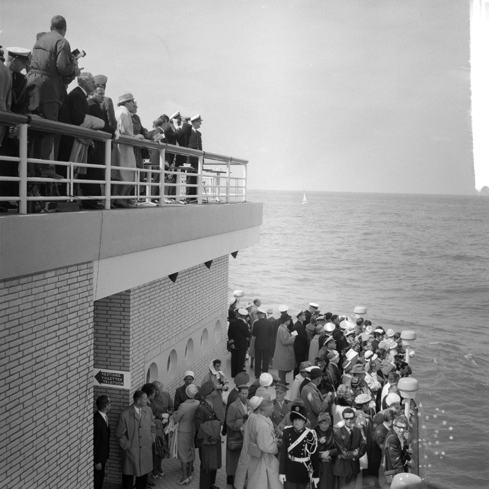 Vlootschouw Scheveningen. Koninklijk paar op pier, Bestanddeelnr 912-7111