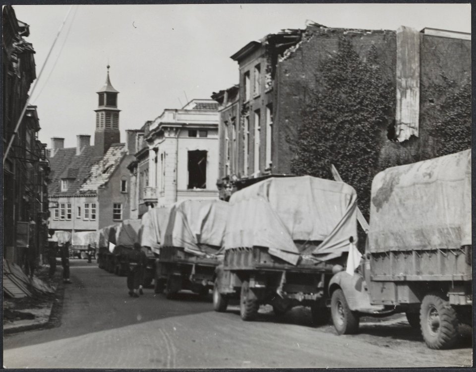 Voedseltransporten. Driehonderd vrachtwagens met elk drie ton voedsel, dagelijks, Bestanddeelnr 512 048