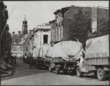 Voedseltransporten. Driehonderd vrachtwagens met elk drie ton voedsel, dagelijks, Bestanddeelnr 512 048