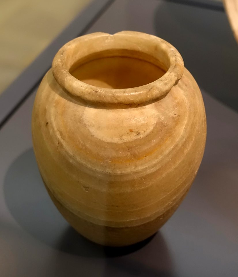 Vessel, Egypt, El-Amra, Neqade-II culture, 3500-3200 BC, calcite alabaster, H 130 - Martin von Wagner Museum - Würzburg, Germany - DSC05372
