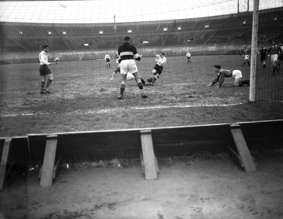 Voetbal Amsterdam tegen ADO 3-5, Bestanddeelnr 907-6897