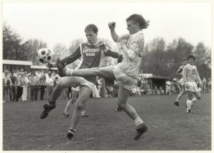 Voetbalwedstrijd tussen Dio en Geel-Wit (1-2). Links op de foto Ronald Spoor in actie. NL-HlmNHA 54023642