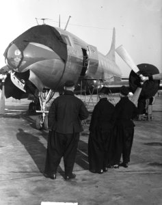 Volendammers bewonderen KLM-Convairliner, Bestanddeelnr 903-1217