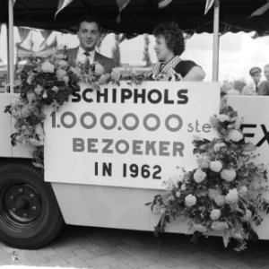 Volendamse 1.000.000 bezoekster op Schiphol, Bestanddeelnr 914-2247