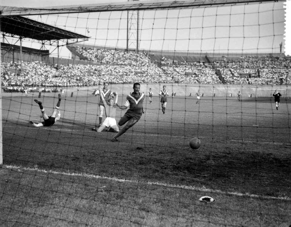 Volewijck tegen Elinckwijk in het Olympisch Stadion in Amsterdam Schaft scoort , Bestanddeelnr 912-6820