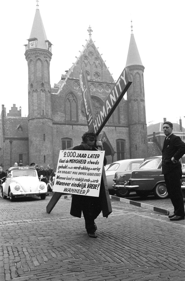 Vredeskruistocht door Edmond Khayat . Tocht door Den Haag, Bestanddeelnr 913-2682