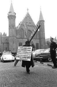 Vredeskruistocht door Edmond Khayat . Tocht door Den Haag, Bestanddeelnr 913-2682