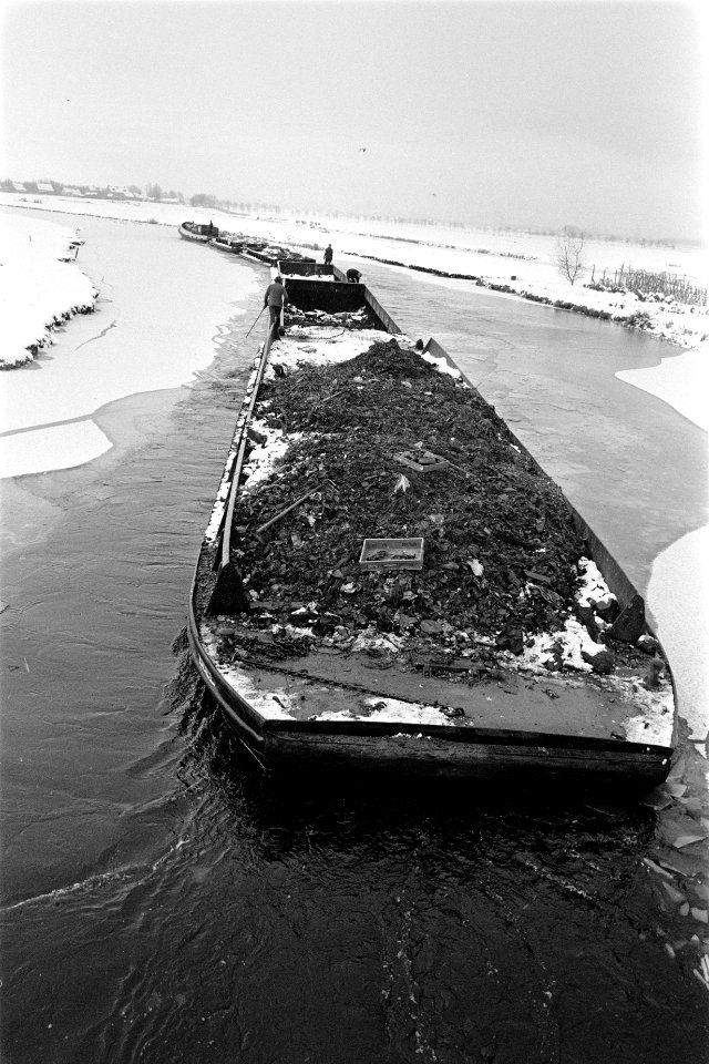 Volgermeerpolder bij Broek in Waterland leeggemalen, schuiten van de stadsreinig, Bestanddeelnr 931-1941